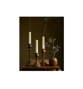 Portavelas de madera contemporáneo, perfecto para necesidades de decoración elegante, que ofrece un diseño minimalista y elegante con tacto de madera natural. - Product Image 1