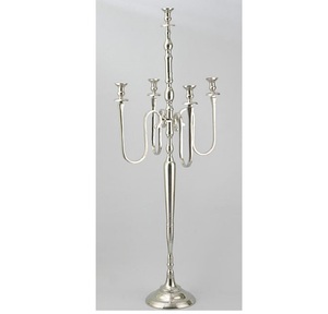 Candelabro de Metal con Diseño en Relieve de 5 Brazos, Acabado Plateado, para Decoración de Bodas, Eventos y Fiestas - Product Image 4