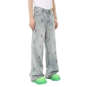 Rehaussez votre garde-robe personnelle avec des motifs artistiques en strass et un jean durable à taille haute orné de strass. - Product Image 1