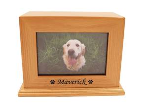 Urne photo en bois de chêne artisanale avec gravure personnalisée, urne en bois pour photo d'animal de compagnie, urnes de crémation - Product Image 4