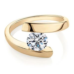 Bague de fiançailles solitaire en moissanite ronde sertie à tension de 1,20 ct en or jaune - Product Image 5