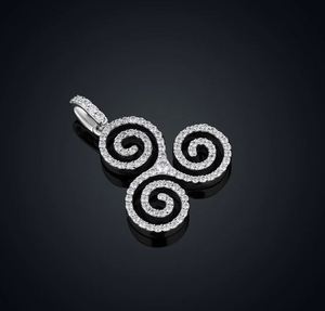 Colgante Triskele con Diamante Moissanite VVS y Acabado en Oro Blanco de 14K, Estilo Hip Hop - Product Image 2