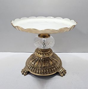 Soporte de lujo para pasteles con acabado dorado con parte superior festoneada blanca y acento de cristal para postre, queso, aperitivos, galletas y cupcakes - Product Image 1