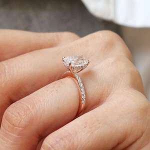 Bague solitaire moderne de 2.95 carats avec design de halo caché fait à la main et bande d'éternité élégante pour femme - Product Image 3