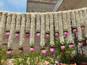 Guirnalda de Madera de Sola con Flores de Jazmín y Loto, Decoración Ecológica para Bodas y Festivales del Sur de la India, Guirnalda de Lujo Bandarwar - Product Image 2