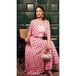 Ensemble de costume pour femme Aurora Blush Pink, 3 pièces, comprenant une veste courte et une jupe, motif géométrique, tissu crêpe imprimé - Product Image 3