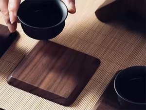 Posavasos de nogal Posavasos de madera cuadrados de estilo clásico de calidad premium Juego de 6 Posavasos de madera de nogal de Crescent Crafts - Product Image 4