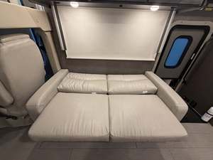 Autocaravana de Lujo Clase A Venture + Envío Gratuito - Product Image 2