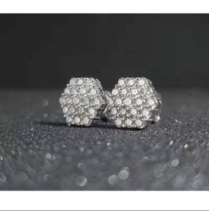 Pendientes de diamantes de oro blanco, elegancia refinada, plata 925, tachuelas de moissanita DE LA India, captura de luz, eleva cada mirada con gracia - Product Image 1