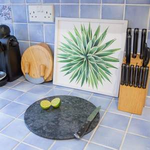 Tabla de cortar de mármol sólido hecha a mano para chefs, que proporciona una superficie confiable para cortar carne, verduras y frutas. - Product Image 2