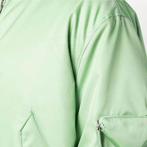 เสื้อแจ็กเก็ตบอมเบอร์ผ้าซาตินสำหรับผู้ชายสไตล์ไฮสตรีทแฟชั่นคอตั้งแบบกำหนดเองได้สำหรับกีฬาฤดูหนาวบริการ OEM ระบายอากาศได้ดี - Product Image 5