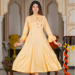 ชุดเดรสอานาร์กาลีผ้าเรยอนปักลายสำหรับผู้หญิง ความยาวระดับน่อง คอตั้ง แขนสามส่วน ดีไซน์หรูหรา สง่างาม สไตล์ดั้งเดิม ลายชาติพันธุ์ สีครีม - Product Image 1