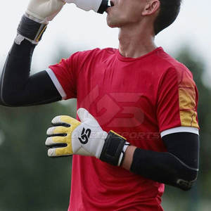 Guantes de portero de cuero de alta calidad profesional Nuevo diseño Transpirable Ligero Guantes de fútbol a prueba de viento - Product Image 3