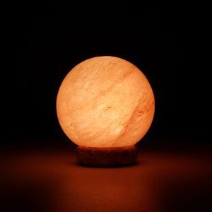 Elegante lámpara de esfera de sal rosa del Himalaya, Diseño Artesanal sofisticado tallado, hermoso acento para un ambiente natural relajante - Product Image 3