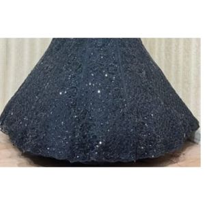 Conjunto nupcial de diseñador para fiestas de invierno Bordado detallado y resaltado de lentejuelas con bordes Zari Suministro al por mayor disponible - Product Image 6