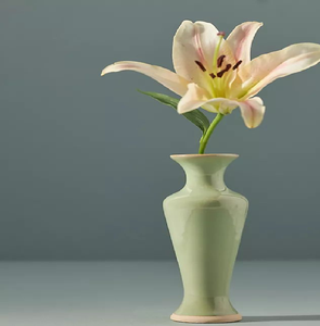 Un vase rond et blanc avec un motif graphique audacieux de cercles noirs concentriques disponible au prix de gros - Product Image 5