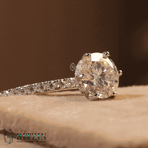 Anillo de compromiso con halo oculto de diamante cultivado en laboratorio de corte redondo y detalles en oro rosa con engaste de puntas para mujer - Product Image 2