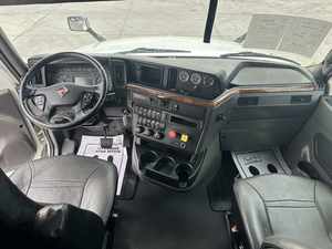 รถบรรทุกหัวลากแบบมีห้องนอน รุ่นประหยัดปี 2022 LT Sleeper - หลังคาสูง A26 450 แรงม้า เกียร์อัตโนมัติ 12 สปีด พร้อมส่งออกทั่วโลก - Product Image 2