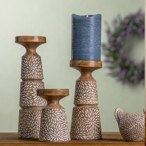 Portavelas de madera tallada encalada para una elegancia rústica para la decoración del hogar y eventos de boda con linternas y velas de madera - Product Image 1