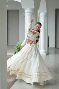 Pure rayonne avec retouche de dentelle Gota Patti et véritable miroir fonctionne avec cancan entièrement cousu Lehenga Choli pour la collection Navratri - Product Image 4