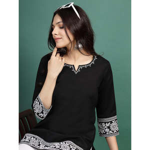 Descubra la fusión perfecta entre simplicidad y refinamiento con nuestro cómodo Kurti corto de algodón negro para mujer. - Product Image 3