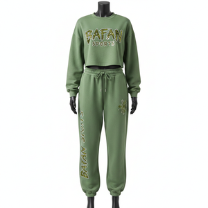 ชุดเซ็ตครอปท็อปและกางเกงจ็อกเกอร์ผ้าฟลีซผสมคอตตอนโพลีเอสเตอร์ 300 GSM รุ่นพรีเมียมสำหรับผู้หญิง พร้อมโลโก้ปักลายด้วยคริสตัล - Product Image 6