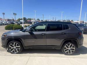 J..p Compass Limited 2024 Usado en Buen Estado, SUV 4x4 de 4 Puertas, Motor 2.0L de 4 Cilindros, Automático, Volante a la Izquierda, Asientos de Cuero, R19 - Product Image 3