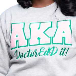 Sweat-shirt à manches longues gris sororité pour femmes grecques 2025 avec lettres XAKA roses et vertes, mélange de coton décontracté personnalisé - Product Image 4