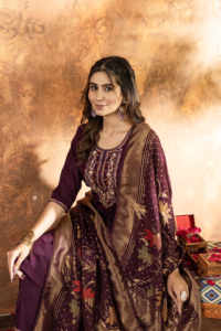 Esthétique ethnique élévatrice sur mesure pantalon droit Kurti Dupatta ensemble artisanat indien authentique pour la vente en gros B2B - Product Image 2