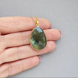 Collier pendentif labradorite à facettes plaqué or Vintagelike pierre précieuse grise naturelle avec de longs bijoux pour fiançailles - Product Image 1