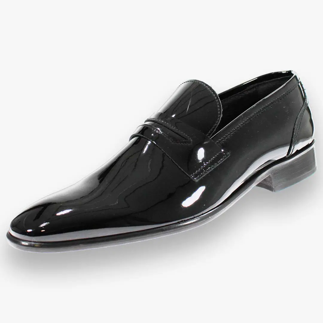 Mocassim de chinelo formal masculino em couro envernizado preto, feito à mão na Itália, sola de borracha antiderrapante.