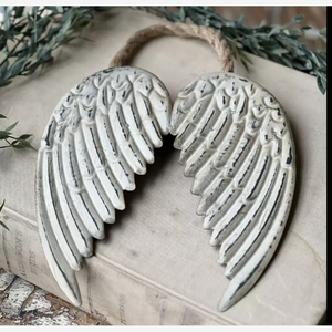 Excelente diseño Estas alas colgantes de metal en relieve hechas a mano con metal en relieve envejecido que les dan adornos vintage y elegantes - Product Image 1