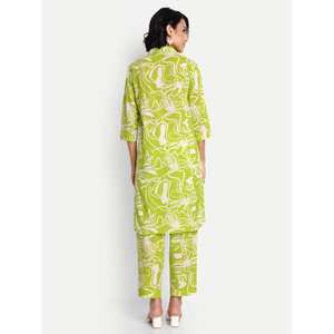 Ensemble décontracté Coord pour femmes à imprimé floral élégant Pantalon de puissance personnalisé et haut long avec patchs pour les vacances - Product Image 4