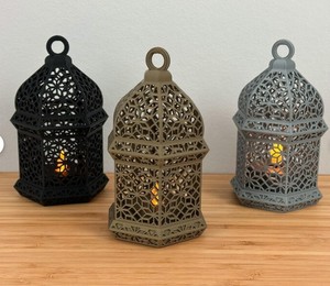 Lanterne marocaine en métal noir avec découpes complexes, lumière de bougie chaleureuse, accent confortable pour le salon, décoration festive pour le Ramadan - Product Image 4