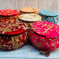 Kotak Penyimpanan Sutra Bergaya Model Matka Terbaru dengan Ritsleting, Kotak Perhiasan Gelang untuk Wanita, Motif Ember Cantik, Cocok untuk Hadiah