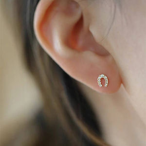 ต่างหูแบบติดหูทรงเกือกม้าประดับเพชรแล็บทองคำแท้ 14K ระยิบระยับ ดีไซน์เล็กกะทัดรัด พร้อมเพชรประดับรูปตัวยูเสริมดวง - Product Image 2