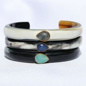 Brazalete de color de cuerno natural hecho a mano de Diseño Orgánico con amor y mejor diseño brazalete de cuerno - Product Image 1