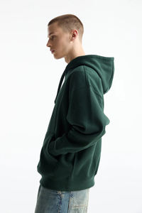 Sweat à capuche vert pour homme, coupe classique, matière polaire confortable, style décontracté, parfait pour la mode d'automne, par Marfa International - Product Image 4