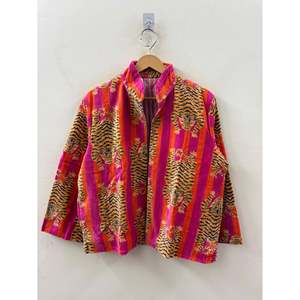 Chaqueta Bomber Acolchada Reversible de Terciopelo con Estampado de Bloques Otoñal, Corte Cuadrado, Fucsia, Tigre de Fuego, Rayas Doradas de Bengala, Cuello Mandarín, de Oveja - Product Image 1