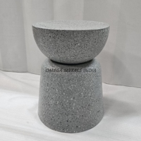 Table basse rose minimaliste de forme arrondie avec un design texturé et moucheté, fabriquée en métal durable pour une esthétique moderne