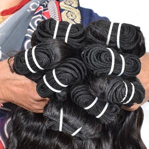 Bon produit Cheveux humains de temple indien Faisceaux à l'aspect naturel Ondulés Doux Soyeux Machine Double Trame Vendeur Extensions non traitées - Product Image 1