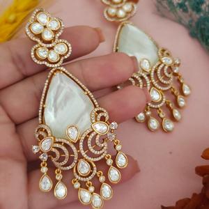 Hermosos Aretes de Latón Chapado en Oro de la Mejor Calidad con Piedras de Moissanita para Mujer, Ideales para Bodas y Fiestas - Product Image 5