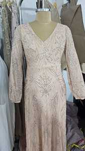 ชุดเดรสราตรีผ้าซาตินโรแมนติกพร้อมชุดเดรสคอวีปักเลื่อมประดับด้วยลูกปัดตกแต่งด้วยผ้าลูกไม้แขนยาวขอบเอว - Product Image 3