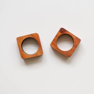 Rond de serviette en bois durable, conception artisanale écologique, accessoire durable qui ajoute une beauté naturelle à l'élégance de la table. - Product Image 5