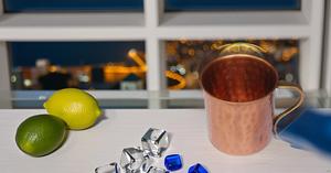 Tasse en cuivre pur de conception attrayante faite à la main avec poignée en laiton pour garder les boissons saines au chaud - Product Image 2