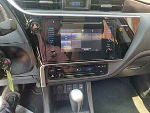 2017 para Toyota Corolla Sedán Automático Asientos de Cuero Interior Oscuro Cámara Trasera Tamaño de Neumático R16 Volante a la Derecha Gasolina/Eléctrico - Product Image 5