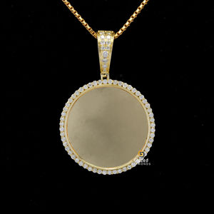 Bijoux Hip Hop glacé rond taille brillant Moissanite diamant pendentif à breloque personnalisé en or jaune 10kt - Product Image 1