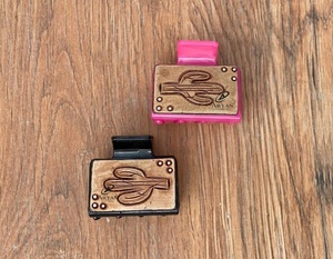 Nouvel arrivage Mini pinces à cheveux occidentales élégantes faites à la main en cuir gravé Mini pinces à cheveux en cuir Accessoires de cheveux pour femmes - Product Image 1