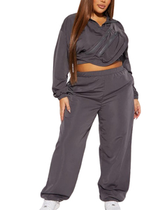 Conjunto Deportivo Corto de Nailon para Mujer con Logotipo Personalizado al por Mayor, Chaqueta Cortavientos y Pantalones Deportivos de Nailon y Poliéster para Mujer - Product Image 1