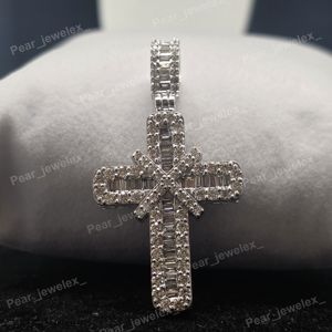 จี้เพชรโมอิสซาไนต์ทรงกลมและทรงบาแกตต์แบบ Iced Out Cross Design  วัสดุเงินแท้ 925 สไตล์ฮิปฮอปสุดหรู ทำด้วยมือ - Product Image 1
